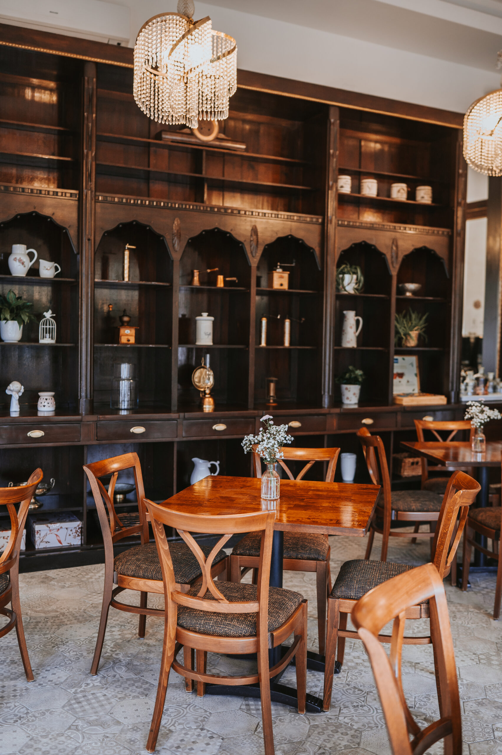 atmosfera v kavarne Na Salku scaled