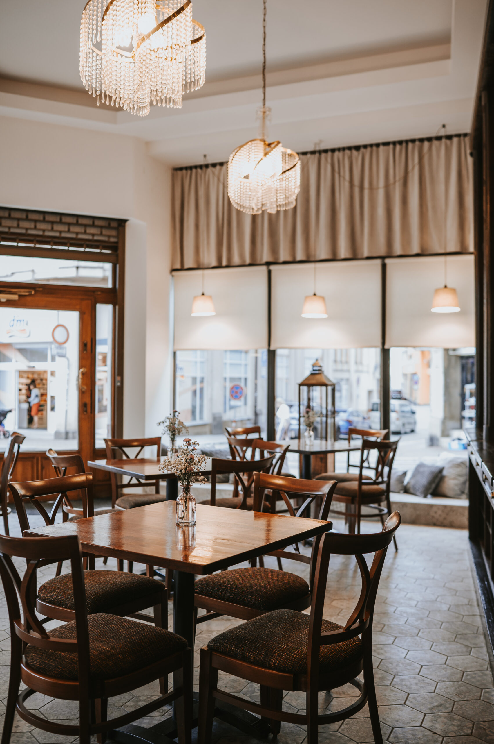 interier kavarny Na Salku scaled