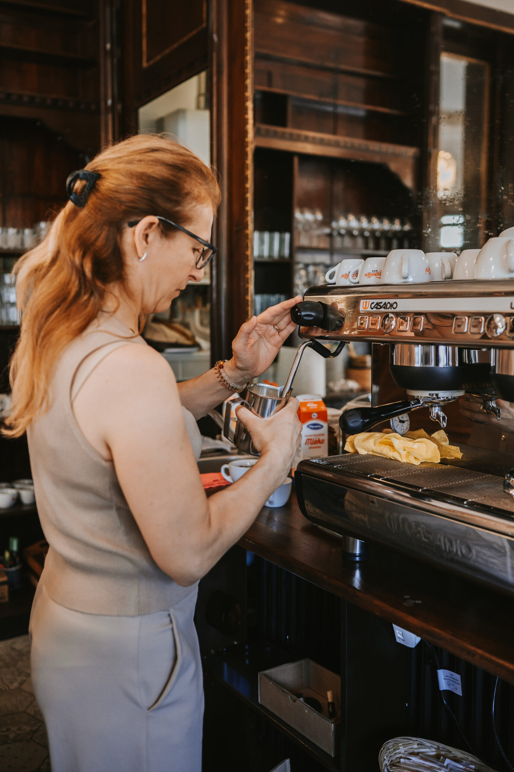 kavarna Na Salku baristka scaled