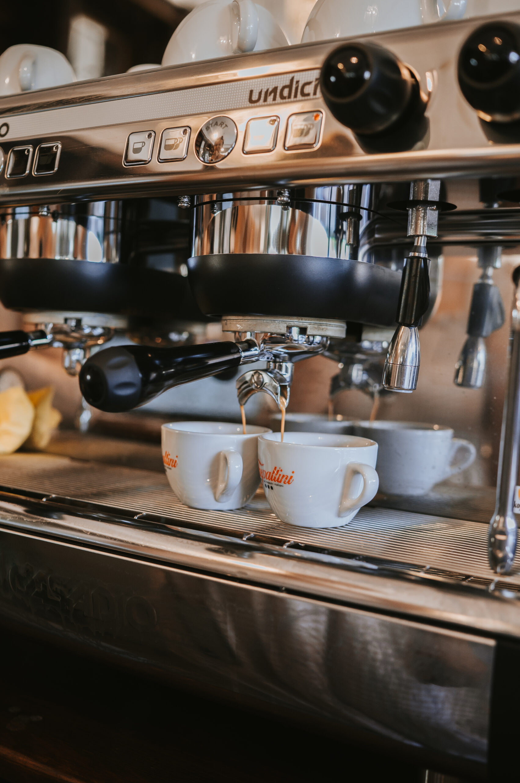 kavarna Na Salku priprava kavy scaled