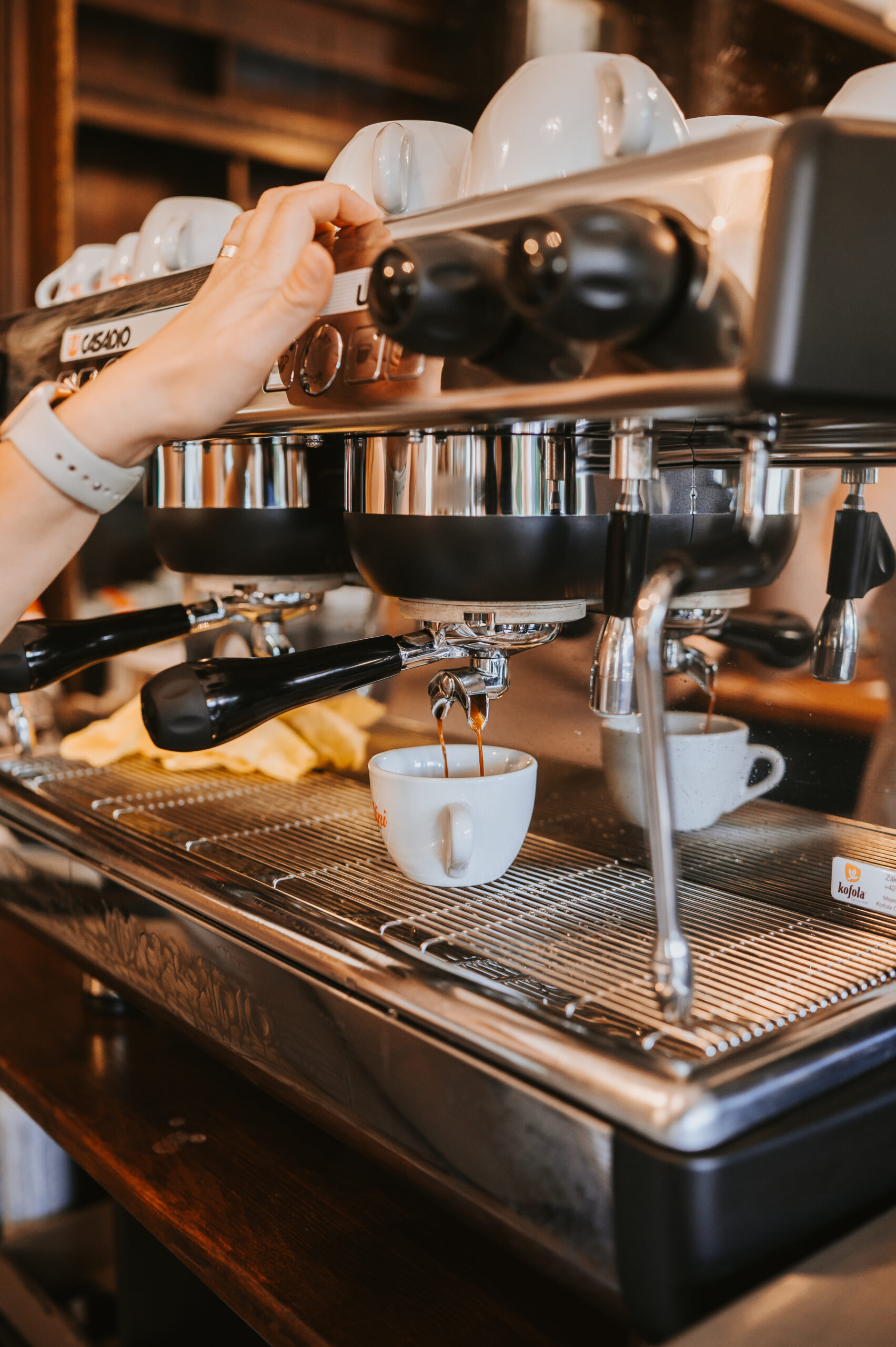 priprava kavy v kavarne Na Salku scaled